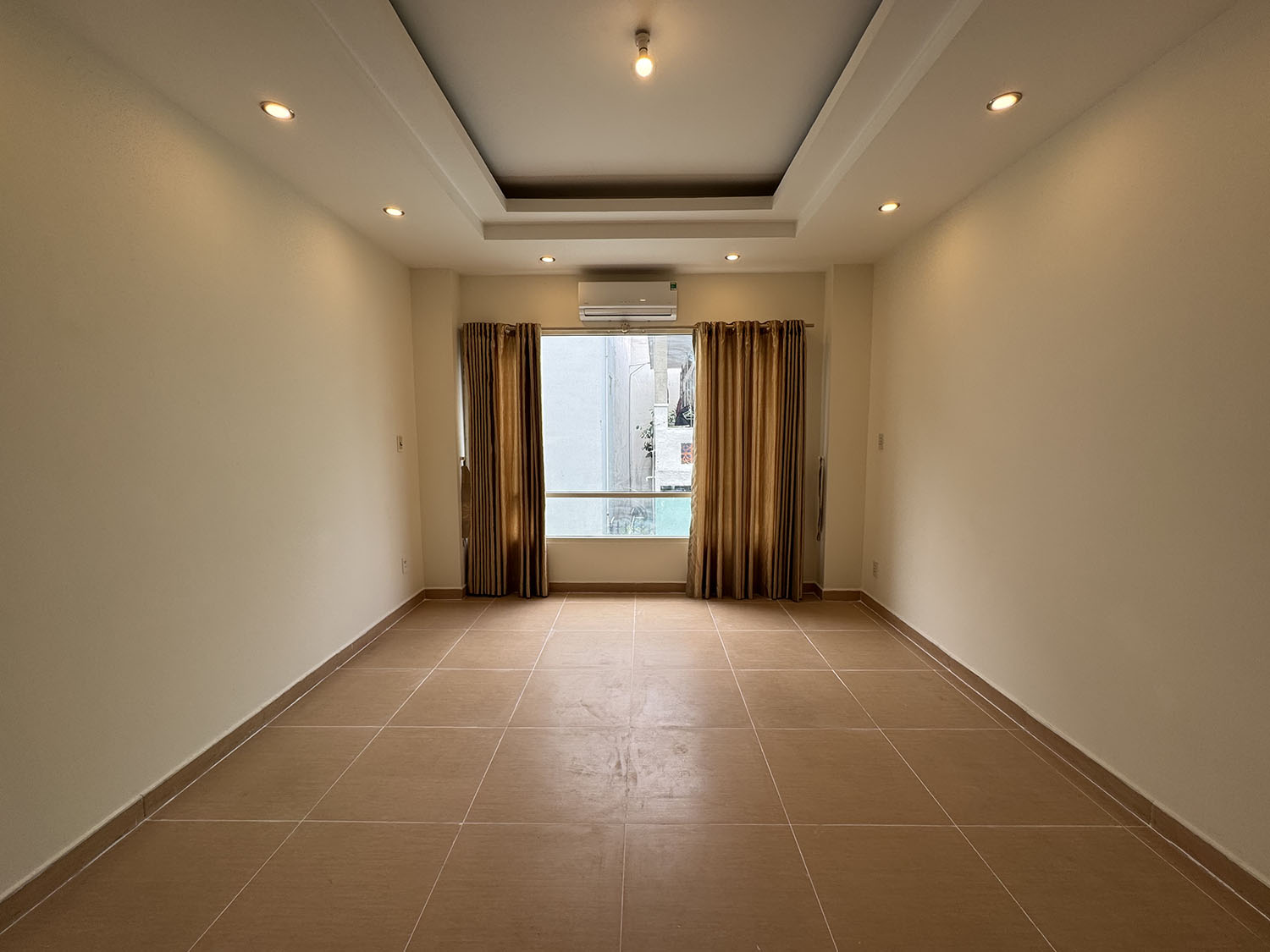 Nhà phố 3 lầu (DTKV: 4m x 15,5m=62m2) hẻm nhựa 8m khu kinh doanh sầm uất và người nước ở Lê Văn Sỹ